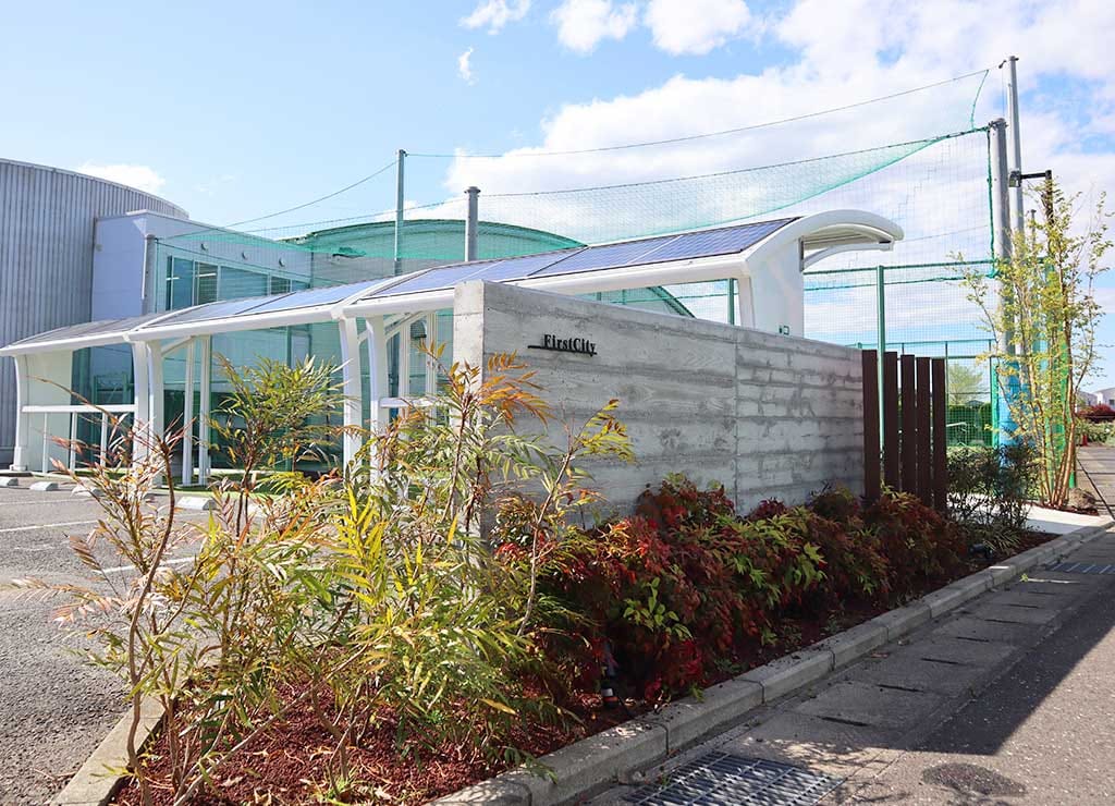 ファーストシティ外観・駐車場