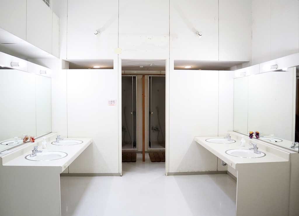 広々と綺麗なシャワー室