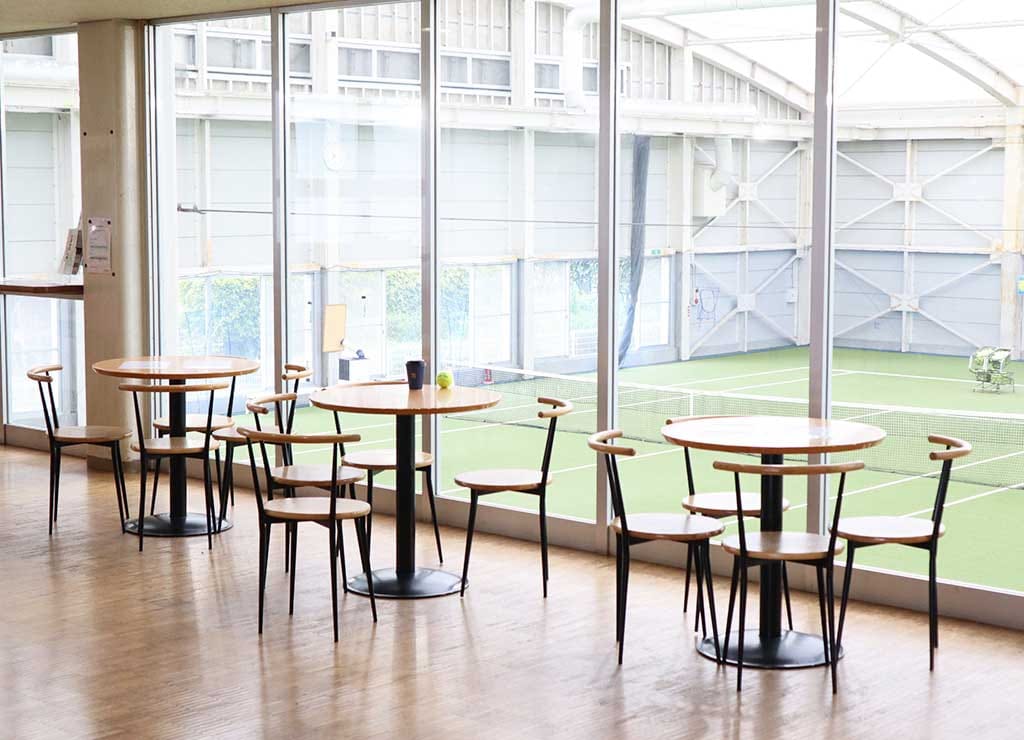 インドアコートが一望できる2階エントランス