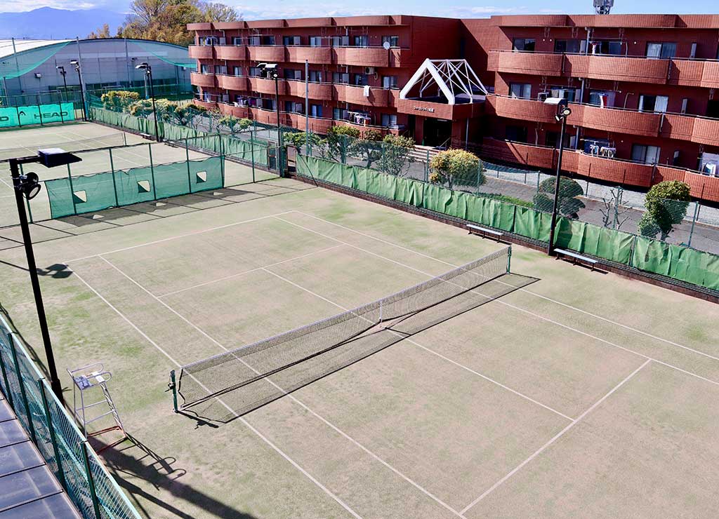 フェンスで仕切られたアウトドアコート